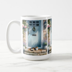 Cottagecore-Blumenveranda mit dreifarbiger Katze Kaffeetasse