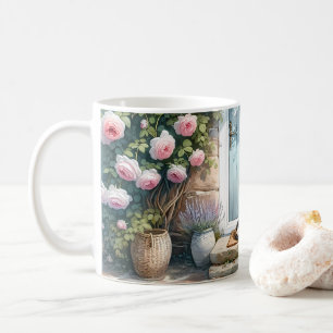 Cottagecore-Blumenveranda mit dreifarbiger Katze Kaffeetasse