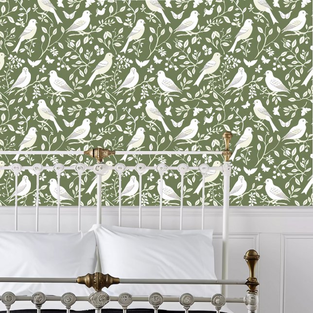 Cottagecore-Vögel auf Grün  Tapete (Cottagecore Birds on Green Wallpaper behind a white metal framed bed.)