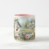 Cottagecore-Vogelhaus mit Blumengarten Tasse (Zentrum)