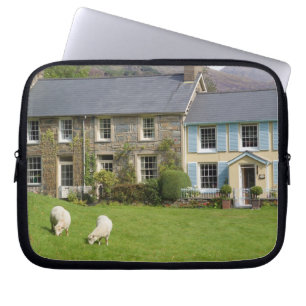 Cottages, Beddgelert, Gwynedd, Wales Laptopschutzhülle