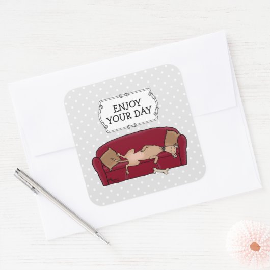 Couch Greyhound (fawn) Dog Lazy Sleeping Funny Quadratischer Aufkleber (Umschlag)