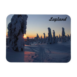 Couché de soleil sur la forêt eneigée en Laponie Magnet