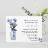 Country Blue Daisies Mason Jar Hochzeit Einladung (Stehend Vorderseite)