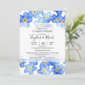 Country Blue Vergget-Me-Nots Paare Dusche Einladung (Stehend Vorderseite)