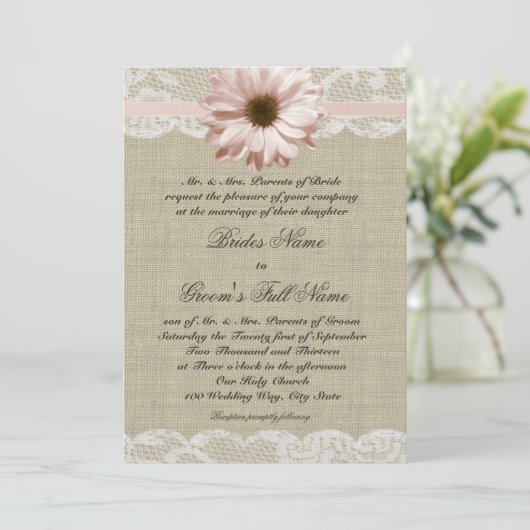 Country Blush Daisy und Lace Rustic Burlap Wedding Einladung (Stehend Vorderseite)