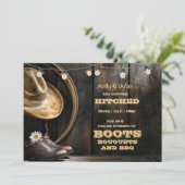 Country Boots Hut & Barn Wood Hochzeitseinladungen Einladung (Stehend Vorderseite)