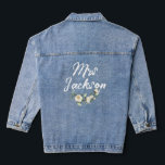 Country Chic Wasserfarbe Blumenbride Mrs. Jeansjacke<br><div class="desc">Erhöhen Sie Ihren Brautstil mit unserer Country Chic Watercolor Floral Bride Mrs. Denim Jacket. Diese personalisierte Jacke zeichnet sich durch ein reizvolles Aquarellblumendesign und "Mrs." personalisierten Familiennamen aus und verleiht Ihrem Hochzeitsensemble eine schicke und einzigartige Touch. Diese Jacke ist perfekt für Country-schicke Hochzeiten geeignet und verbindet Mode und Personalisierung nahtlos....</div>