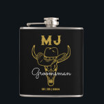 Country Cowboy Personalisierte Trauzeugen Monogram Flachmann<br><div class="desc">Personalisierte Geschenke für Trauzeugen mit alten Western Cowboy Thema. Dekoriert mit Cowboyhut mit Vintagem Western Schriftart. Text- und Hintergrundfarbe können mit dem Design-Tool bearbeitet werden,  um Ihren Bedürfnissen gerecht zu werden. Holen Sie sich dieses individuelles Geschenk für Hochzeiten,  Bachelor-Party,  Verlobungsfeier oder andere besondere Anlässe.</div>