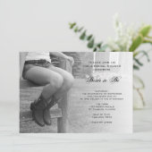 Country Cowgirl auf Zaun Bridal Dusche Einladung (Stehend Vorderseite)