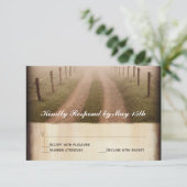 Country dirt Road Rustic Fence Post Wedding RSVP (Stehend Vorderseite)