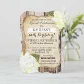 Country Hydrangeas und rustikales Holz zum Geburts Einladung (Stehend Vorderseite)