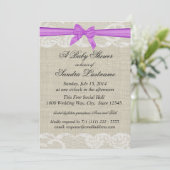 Country Lace und Burlap mit Lila Bow-Dusche Einladung (Stehend Vorderseite)