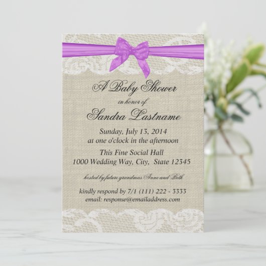 Country Lace und Burlap mit Lila Bow-Dusche Einladung (Stehend Vorderseite)