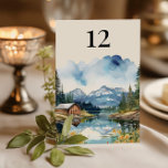 Country Lake Rustic Barn Watercolor Hochzeit Tischnummer<br><div class="desc">Hochzeitskarte mit Aquarell-Design mit einer charmanten rustikalen Hochzeitsstall am Ufer eines ruhigen Sees, gerahmt von majestätischen Bergen und mächtigen Kiefernbäumen. Die Landschaft in Aquarellfarben spiegelt die ruhige Schönheit eines sonnigen Tages wider, wobei die warmen Holztöne der Scheune sich perfekt in den stillen Gewässern widerspiegeln. Ideal für eine rustikale Scheunenhochzeit, ergänzt...</div>