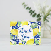 Country Lemons & Blue Floral Danke, Script Postkarte (Stehend Vorderseite)