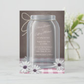 Country Mason Jar Daisy Pink Gingham Wedding Einladung (Stehend Vorderseite)