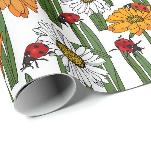 Country Meadow of Daisies and Ladybirds Bold Geschenkpapier (Rolleneckpunkt)