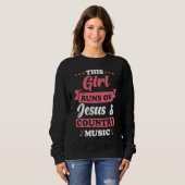 Country Music This Girl runs on Jesus and Country  Sweatshirt (Vorne ganz)