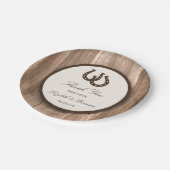 Country Rustic Horseshoe & Brown Wood Wedding Pappteller (Schrägansicht)