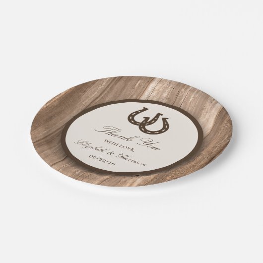 Country Rustic Horseshoe & Brown Wood Wedding Pappteller (Schrägansicht)