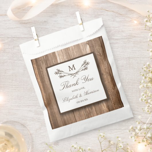 Country Rustic Monogram Branch & Wood Wedding Geschenktütchen (Ausgeschnitten)