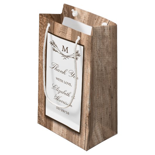 Country Rustic Monogram Branch & Wood Wedding Kleine Geschenktüte (Vorderseite Schrägansicht)