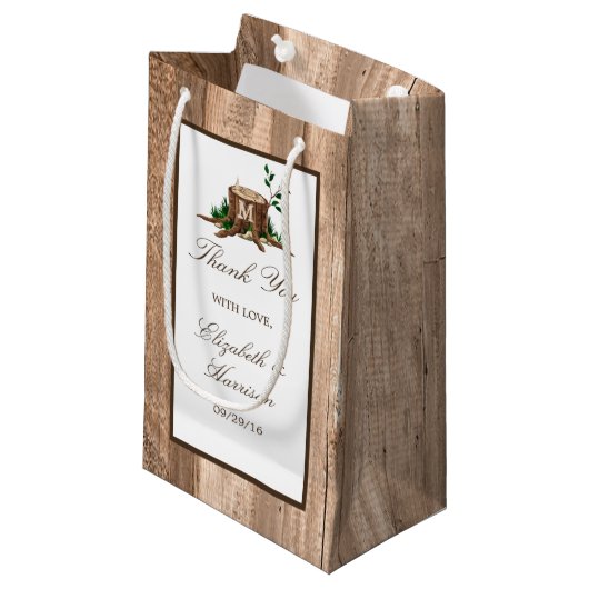 Country Rustic Monogram Tree & Wood Wedding Kleine Geschenktüte (Vorderseite Schrägansicht)