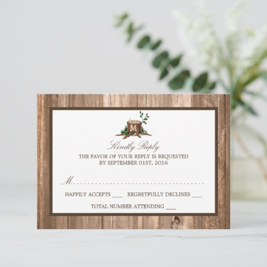 Country Rustic Monogram Tree & Wood Wedding RSVP (Stehend Vorderseite)
