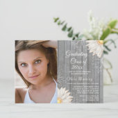 Country rustic white daisy Foto Graduierungsparty Einladung (Stehend Vorderseite)