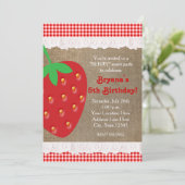 Country Strawberry Red Gingham Ruffle Einladung (Stehend Vorderseite)