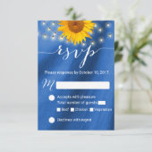 Country Sunflower & String Lights Wedding RSVP Karte (Stehend Vorderseite)
