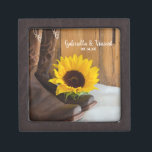 Country Sunflower Western Hochzeit Schachtel<br><div class="desc">Eine personalisierte Country Sunflower Wedding Geschenkboxen macht ein nachdenkliches Geschenk für die Braut, oder ihre Brautmädchen. Es kann auch verwendet werden, um die Hochzeitsringe auf dem Gang zu tragen, in Ihrem ländlichen Bauerninspo oder Ranch-Art Trauung Zeremonie. Diese gemütliche und elegante Geschenkboxen mit rustikalen und schicken Hochzeitsfotos mit braunen Lederkuschelstiefeln, gelben...</div>