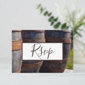 Country Vineyard & Rustic Wine Barrel Wedding RSVP Einladung (Stehend Vorderseite)