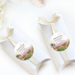 Country Wedding Pink Blume Wiese Runder Aufkleber<br><div class="desc">Hochzeitsaufkleber personalisiert mit Braut- und Bräutigam und Hochzeitstag. Aquarelllandschaft Design der Landschaft und mit Bergen und Blume in Rosa und Grün. Um Einladungen,  Schreibwaren und die tägliche Dekoration zu koordinieren,  durchsuchen Sie bitte meine Country Meadow Collection oder schreiben Sie mir,  um zusätzliche Elemente hinzuzufügen,  die Sie benötigen.</div>