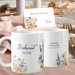 Country Wildblume Bridesmaid Hochzeitsgeschenk Kaffeetasse<br><div class="desc">Country Wildblume Hochzeitsgeschenk Tasse für Ihre Hochzeitsjungfrauen, mit farbenfrohen Bouquets von wilden Blume in Rosa, Gelb, Blau und Weiß. Rustikale Blume, elegantes Design und eine mehrjährige Farbpalette vereinen sich zu einem ansprechenden Ambiente. Die Farbtöne in diesem hübschen Blumendesign ergänzen das Hochzeitszenario von den Anwesen des Landes bis hin zu den...</div>