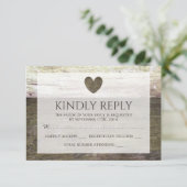 Country Wood Heart Wedding RSVP Karte (Stehend Vorderseite)