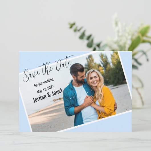 Couple at Beach Flat Save the Date Card (Stehend Vorderseite)