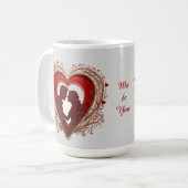 Couple Embracing in ein großes rotes Herz Kaffeetasse (Vorderseite Links)