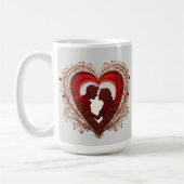 Couple Embracing in ein großes rotes Herz Kaffeetasse (Links)