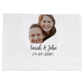 Couple face photo add name date simple wedding große geschenktüte (Rückseite)