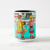 Couple Holding Hands in Diner aus den 50er Jahren Tasse (Zentrum)