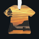 Couple & Hund Vivid Beach Sunset Silhouetten Ornament<br><div class="desc">Das silberfarbene Paar und sein Nachkommen bewundern einen atemberaubenden orangen und gelben Sonnenuntergang am Strand in Kalifornien,  umgeben von Bäumen und Bluffs an der Küste.</div>