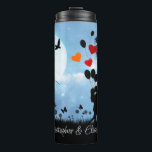 Couple Kissing Romantic Moonlight Personalisiert Thermosbecher<br><div class="desc">Ein Paar küsst Silhouette im Park mit Ballons,  Bäumen,  Vögeln,  Schmetterlingen,  Blume und Vollmond. Feiern Sie Liebe. Bereit,  mit den Namen eines Paares personalisiert zu sein oder die Namen zu löschen.</div>