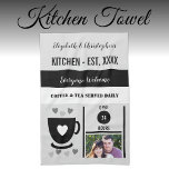 Couple Küchenest Date Kaffee Foto schwarz Geschirrtuch<br><div class="desc">Umgestalten Sie Ihre Küche mit unserem personalisierten Küchentuch! Dieses Handtuch mit Namen, Jahr der Einrichtung und dem charmanten Satz "Kaffee und Tee serviert täglich" ist eine gemütliche und funktionelle Ergänzung. Ideal zum Abwischen, Darstellen oder Gießen, fügt es Ihrem Raum eine warme, personalisierte Touch hinzu. Verbinden Sie es mit einem Foto...</div>