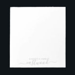 Couple Name Wedding Monogram Notizblock<br><div class="desc">Ein zartes,  elegantes,  weiches Licht und ein dunkelgraues Ehepaar nennen Monogramm in Vintager serifenloser Schrift,  kontrastiert mit einem handgeschriebenen Schriftart. Elegantes Hochzeitsnotepad für frisch verheiratete oder langjährige Ehepartner. Vintage und moderne Stilelemente verbinden. Bestellen Sie größere Mengen für mehr Einsparungen.</div>