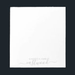 Couple Name Wedding Monogram Notizblock<br><div class="desc">Ein zartes,  elegantes,  weiches Licht und ein dunkelgraues Ehepaar nennen Monogramm in Vintager serifenloser Schrift,  kontrastiert mit einem handgeschriebenen Schriftart. Elegantes Hochzeitsnotepad für frisch verheiratete oder langjährige Ehepartner. Vintage und moderne Stilelemente verbinden. Bestellen Sie größere Mengen für mehr Einsparungen.</div>