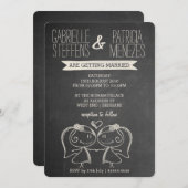 Couple on Chalkboard Lesbian Wedding Einladung (Vorne/Hinten)