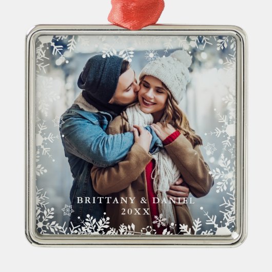 Couple Photo Christmas Snowflakes Overlay Border Ornament Aus Metall (Vorne)
