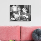 Couple Reading Magazine Leinwanddruck (Insitu (Wohnzimmer))